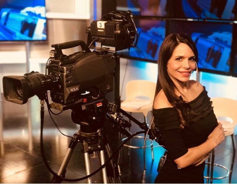 Melisa Zurita junto a una cámara de televisión durante una jornada de trabajo como conductora