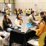 Personas participando en reuniones individuales con representantes de escuelas de negocios internacionales en el evento Access MBA en Buenos Aires