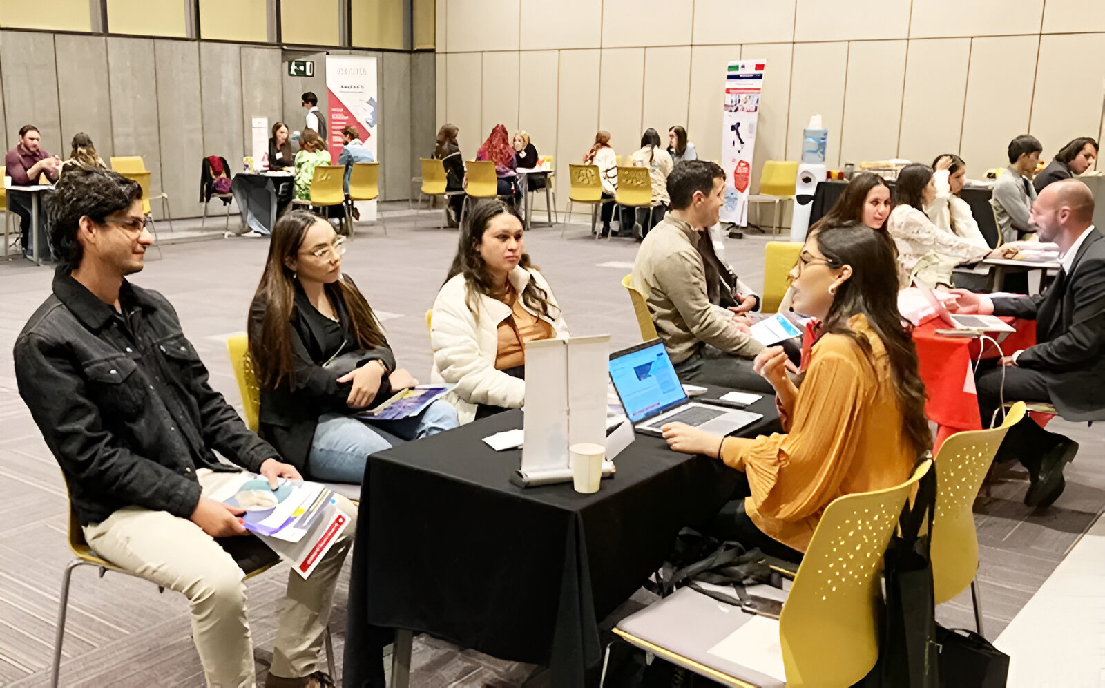 Personas participando en reuniones individuales con representantes de escuelas de negocios internacionales en el evento Access MBA en Buenos Aires