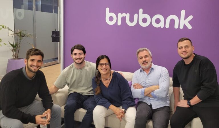 Integrantes de los equipos de Depay y Brubank posan juntos tras anunciar la integración que permitirá realizar pagos en Brasil a través de Pix