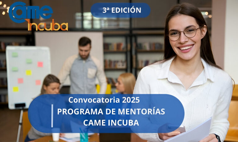 Joven sonriente con documentos en mano frente a un equipo de trabajo, durante una jornada del Programa de Mentorías 2025 de CAME Incuba
