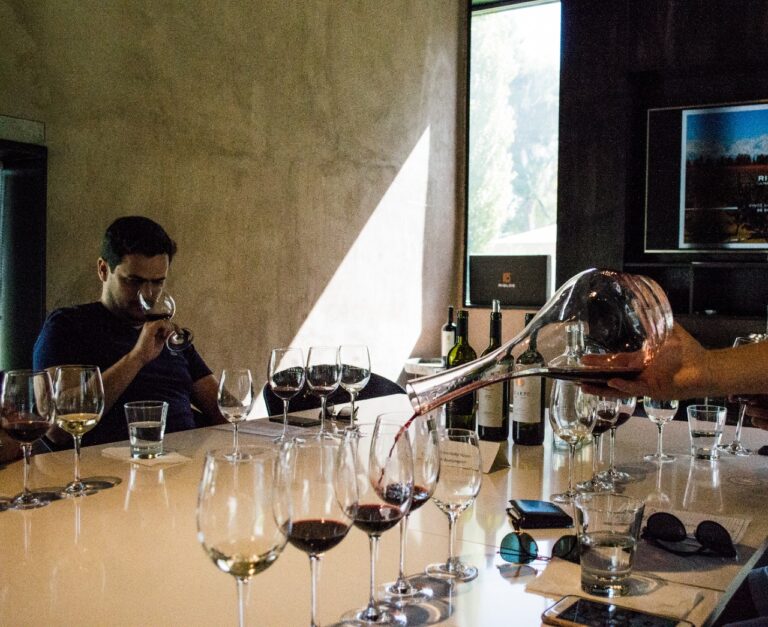 El 3 de junio se celebra el Día del Sommelier , una oportunidad para poner en valor el rol clave de quienes interpretan el vino y lo acercan al consumidor con conocimiento y sensibilidad