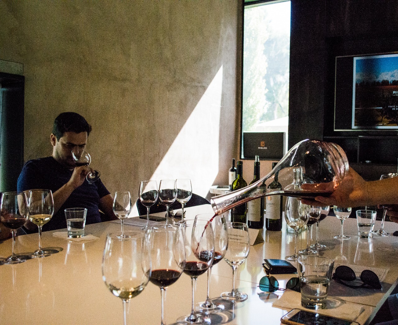 El 3 de junio se celebra el Día del Sommelier , una oportunidad para poner en valor el rol clave de quienes interpretan el vino y lo acercan al consumidor con conocimiento y sensibilidad