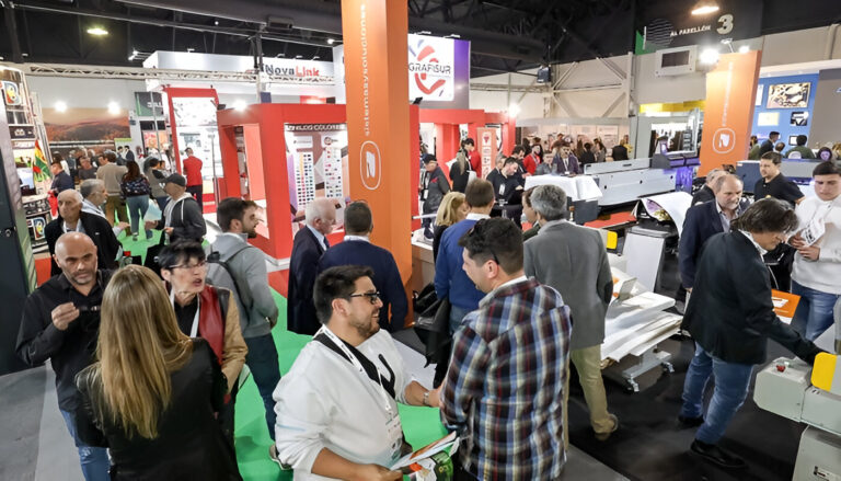 Visitantes recorriendo los stands de tecnología gráfica e impresión digital en Expo Sign en Costa Salguero, Buenos Aires