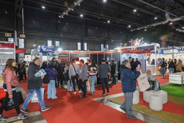 Personas recorriendo stands de arquitectura y tecnología sustentable en BATEV 2025, en un espacio de diseño e innovación aplicado al sector inmobiliario y constructivo