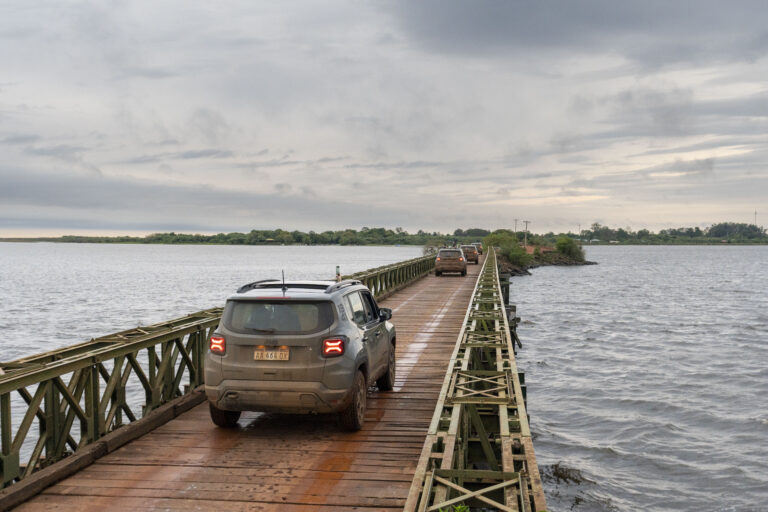 Vehículo Jeep atravesando un paisaje natural en los Esteros del Iberá, como parte de una experiencia de manejo sustentable en contacto con la biodiversidad argentina