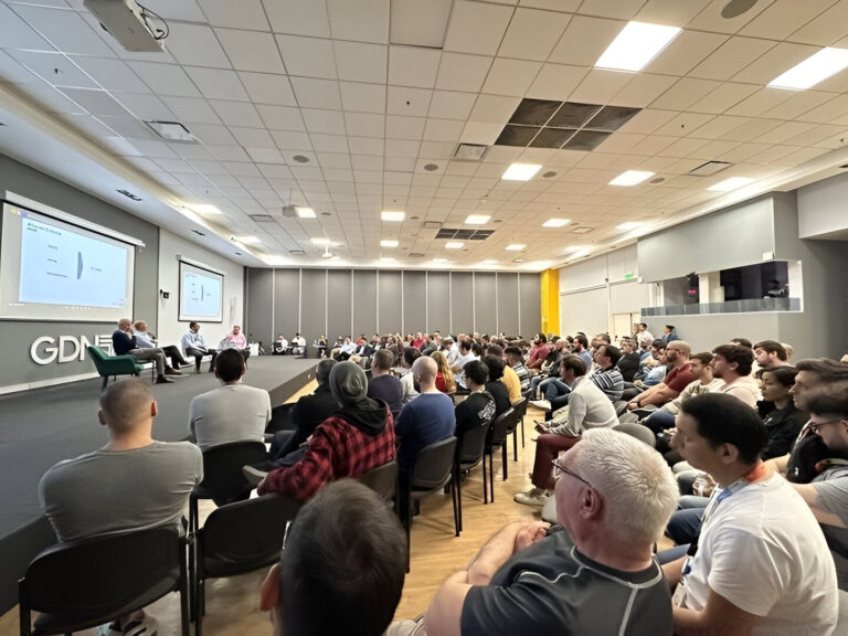 Ejecutivos trabajando con pantallas digitales y gráficos de datos, simbolizando la transformación digital regional de GDN con apoyo tecnológico de Zeetrex