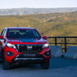 Vista frontal de la nueva Fiat Titano roja, la pick-up fabricada en Argentina, estacionada con paisaje de montañas de fondo