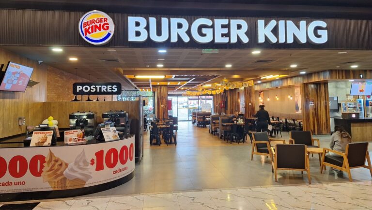 Fachada del local de Burger King en Mendoza Plaza Shopping con área de postres y mesas para comer en el lugar