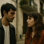 Joven y joven conversan en una calle de barrio típica de Argentina, en una escena de ficción realista