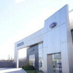 Fachada moderna de la nueva concesionaria Fiorasi con cartelería de Ford, ubicada en la región de Neuquén y Río Negro
