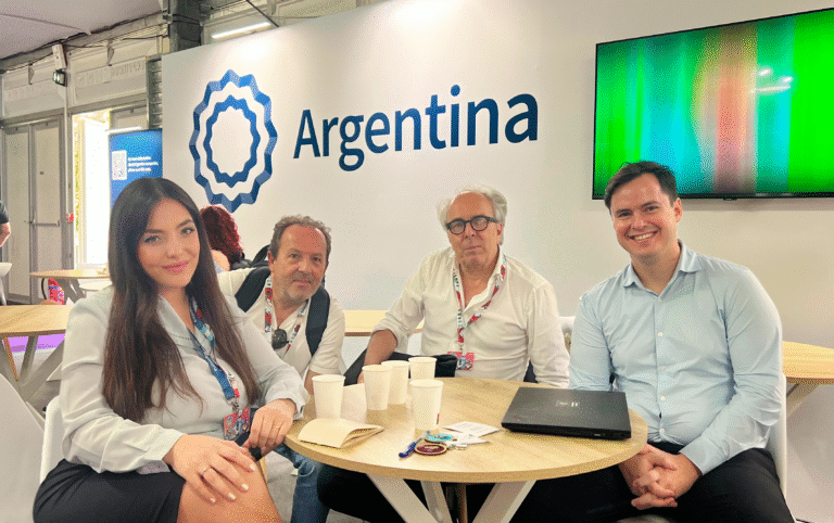Miembros de Diplomacy Creative durante su participación en un evento internacional en Francia, representando a la industria argentina de animación