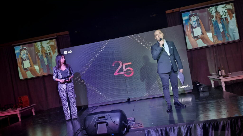 Celebración del 25° aniversario de LG en Argentina, con representantes de la marca en el escenario durante un evento institucional