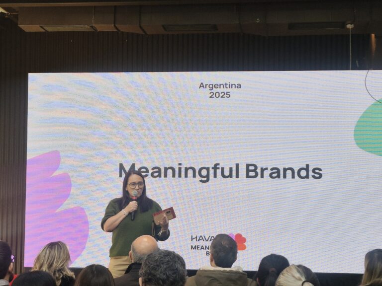 Una expositora presenta el informe "Meaningful Brands 2025" de Havas frente a una audiencia en Argentina