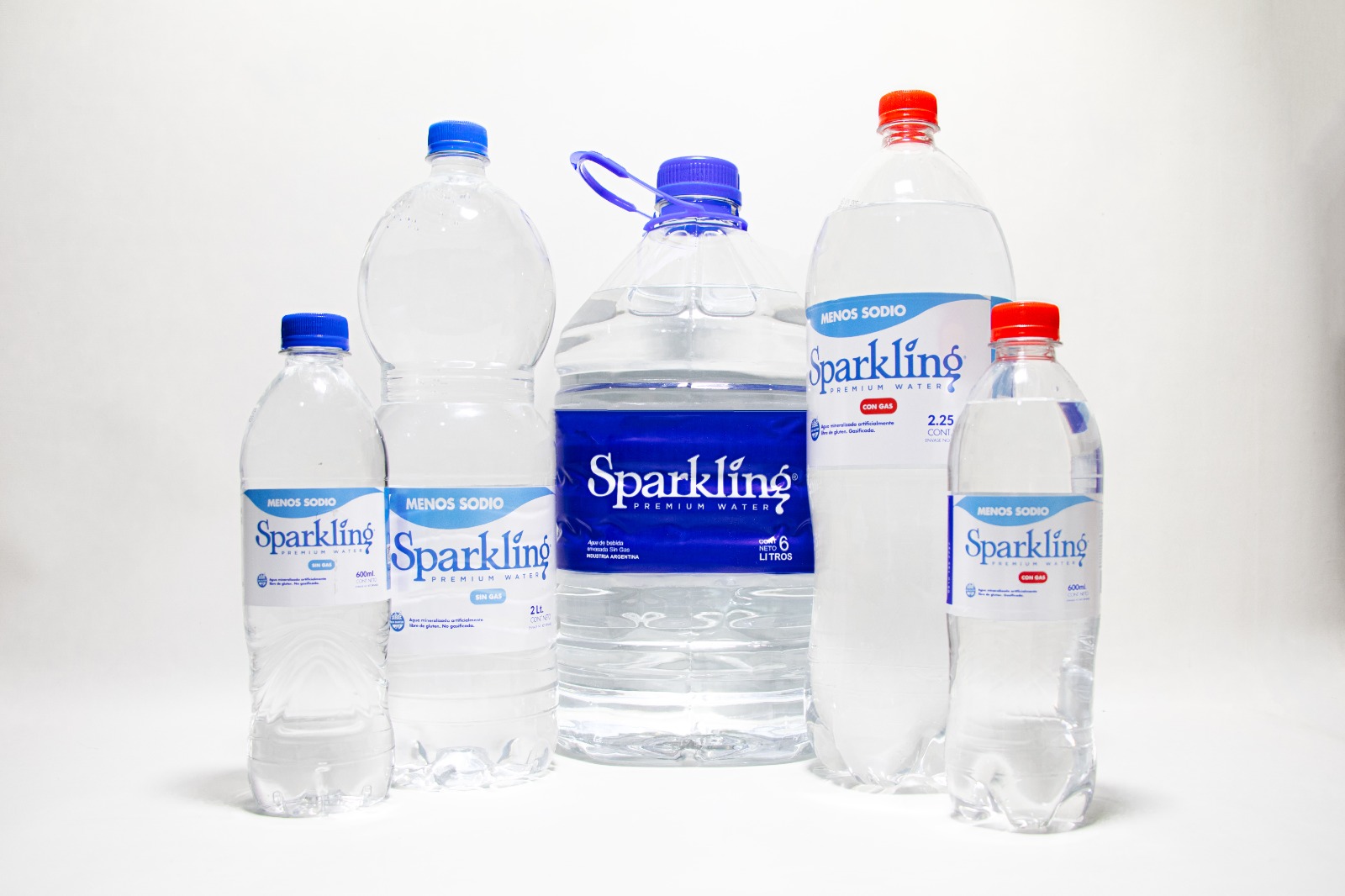 Botellas de agua Sparkling en diferentes tamaños, parte de su nueva línea de envases descartables