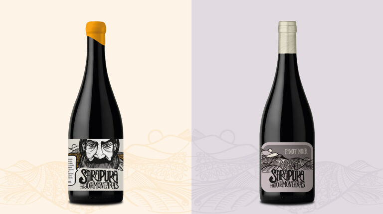 Dos botellas de vino Sarapura Hijo de las Montañas sobre fondo claro, presentando sus nuevas etiquetas Pinot Noir y Tinto de Tintas