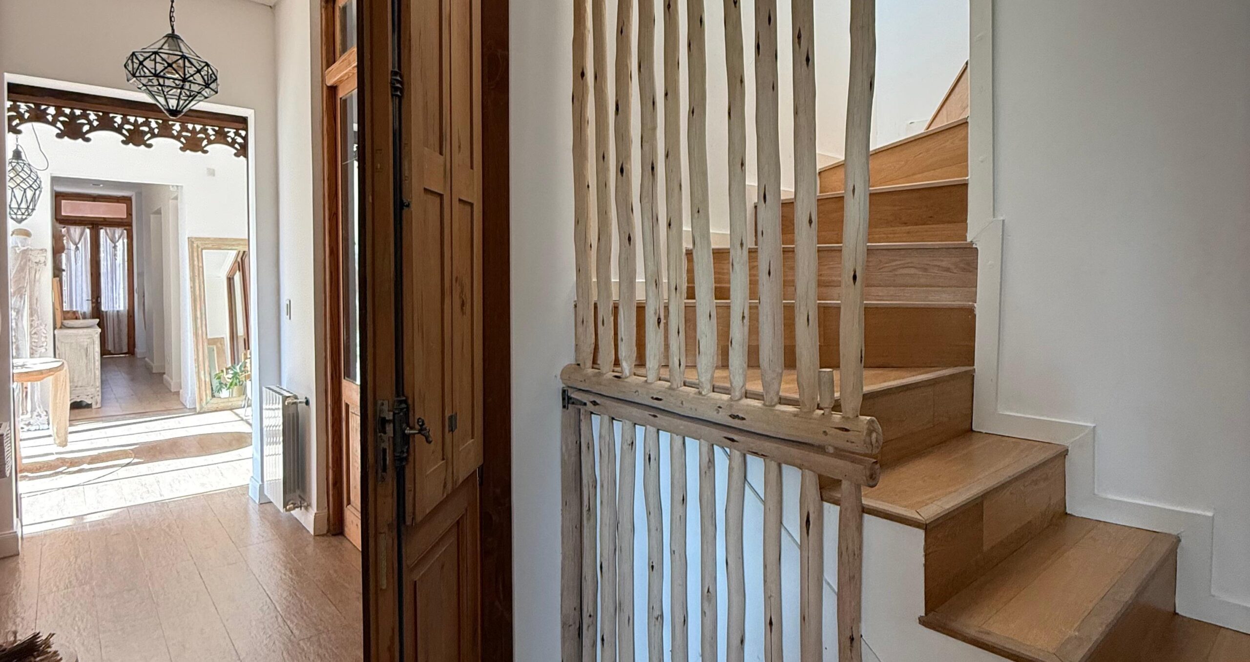 Panel divisor de madera rústica que delimita una escalera sin bloquear la luz ni el paso visual