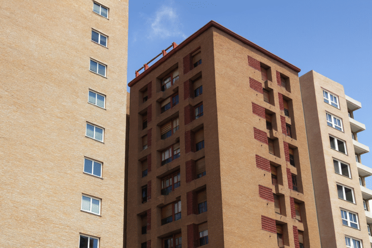 Vista de un edificio residencial de ladrillo en Buenos Aires, ilustrando la morosidad en el pago de expensas
