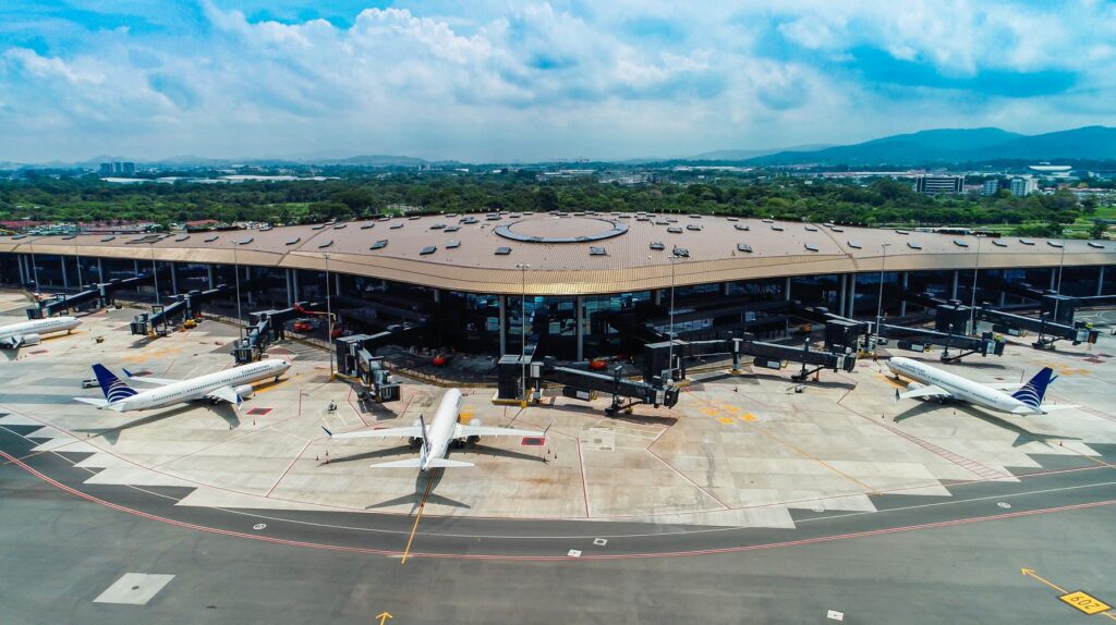 Aviones de Copa Airlines en un aeropuerto internacional, simbolizando la expansión de rutas hacia el Norte de Argentina