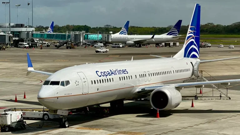 Avión de Copa Airlines en pista listo para despegar, representando la expansión de rutas hacia el Norte argentino