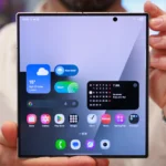 Primer plano de un usuario sosteniendo un Samsung Galaxy Z Fold7 completamente desplegado, mostrando su interfaz y pantalla principal en alta definición
