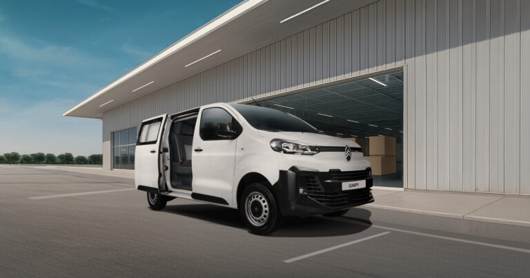 Imagen de la nueva Citroën Jumpy en su versión Mixta, presentada por Stellantis Argentina frente a un centro logístico