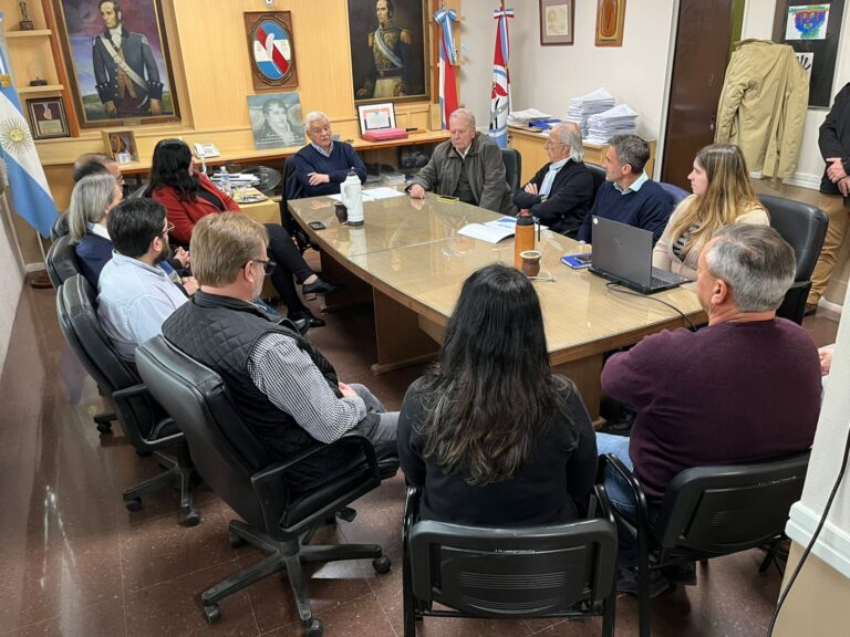 Autoridades y representantes locales reunidos en una mesa de trabajo para avanzar en el proyecto de urbanización La Salamanca, impulsado por RUS