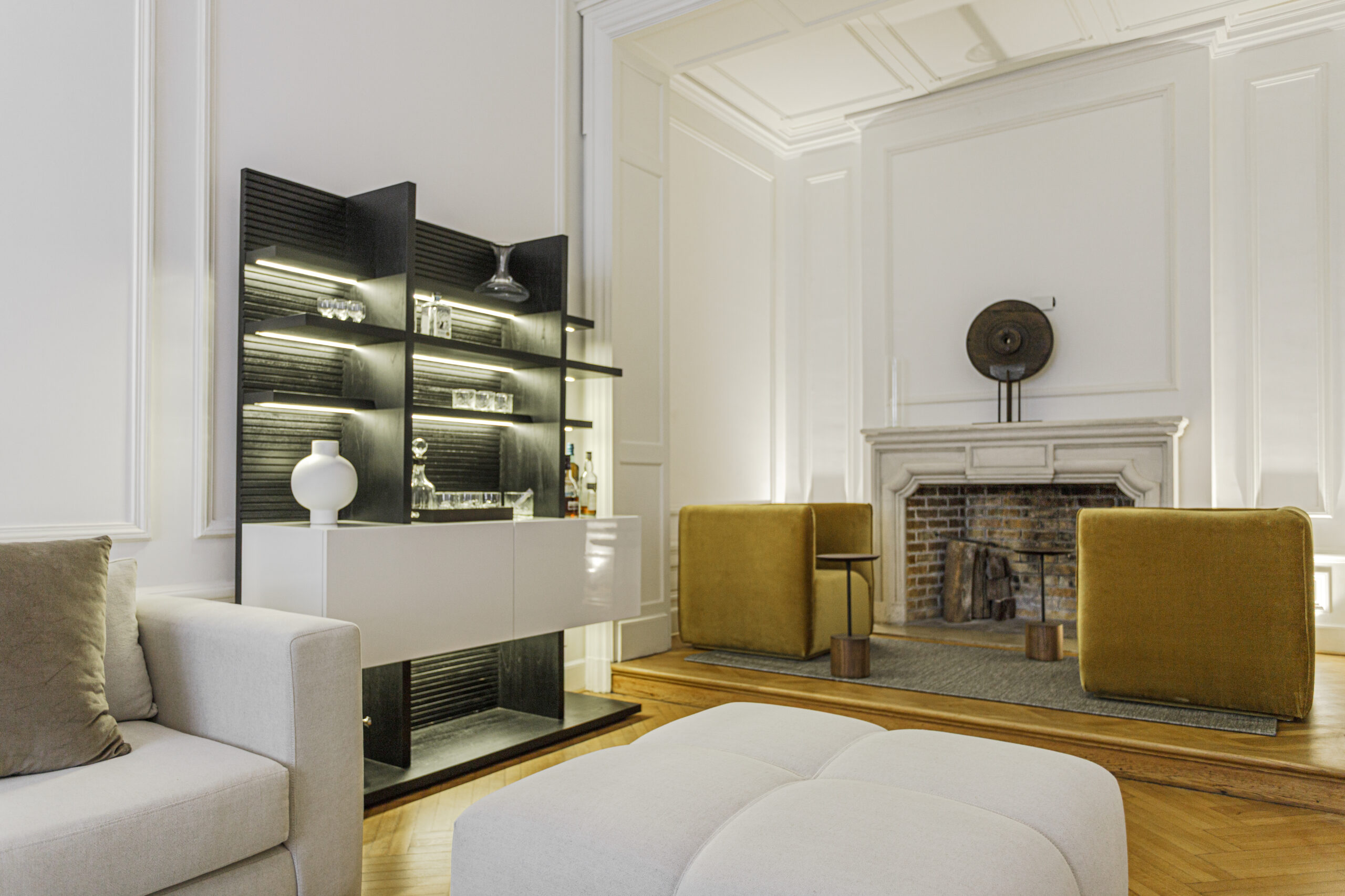 Espacio de living elegante con mobiliario moderno en un departamento del Palacio Estrugamou, diseñado por Estudio Modo Casa