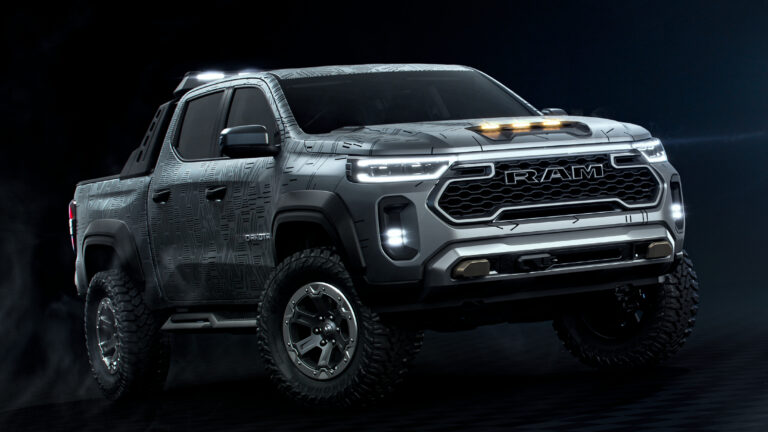 Vista frontal de la nueva pick-up RAM Dakota en un entorno oscuro, con diseño robusto y luces LED encendidas