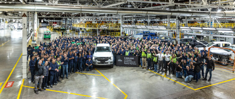 Trabajadores de la planta Ford Pacheco celebran junto a una camioneta el hito histórico de alcanzar 3.500.000 unidades producidas en Argentina