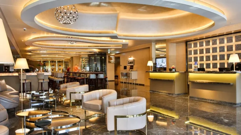 Vista del elegante lobby del Palladio Hotel Buenos Aires - MGallery Collection, reconocido con certificación Oro en sustentabilidad