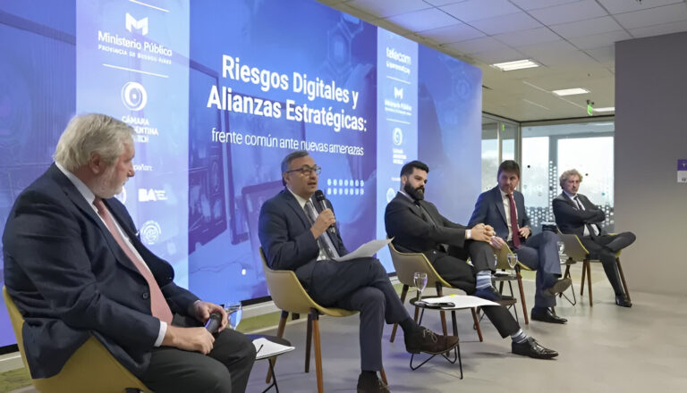 Panel de expertos de Telecom, Ministerio Público Fiscal bonaerense y Cámara Argentina Fintech durante un encuentro sobre cooperación público-privada frente a riesgos digitales