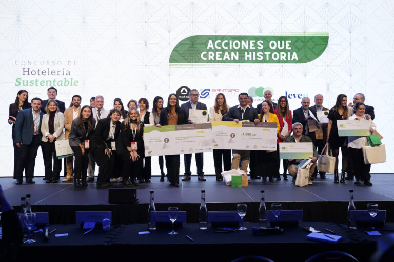 Finalistas y ganadores del Concurso de Hotelería Sustentable 2025 celebrando en el escenario con sus premios y reconocimientos