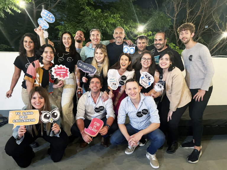 Equipo de Naaloo celebrando el reconocimiento como software N° 1 para pymes, con carteles y mensajes festivos