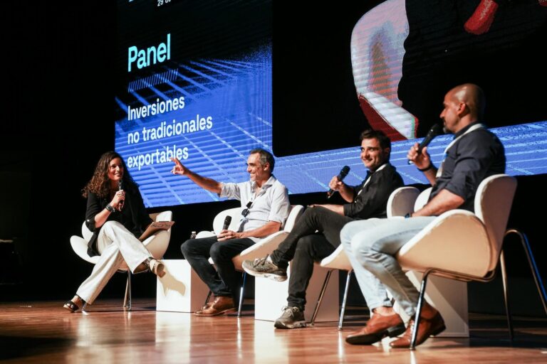 Panel de expertos en el Foro ARCAP con eje en inversiones no tradicionales exportables, realizado en el CCK