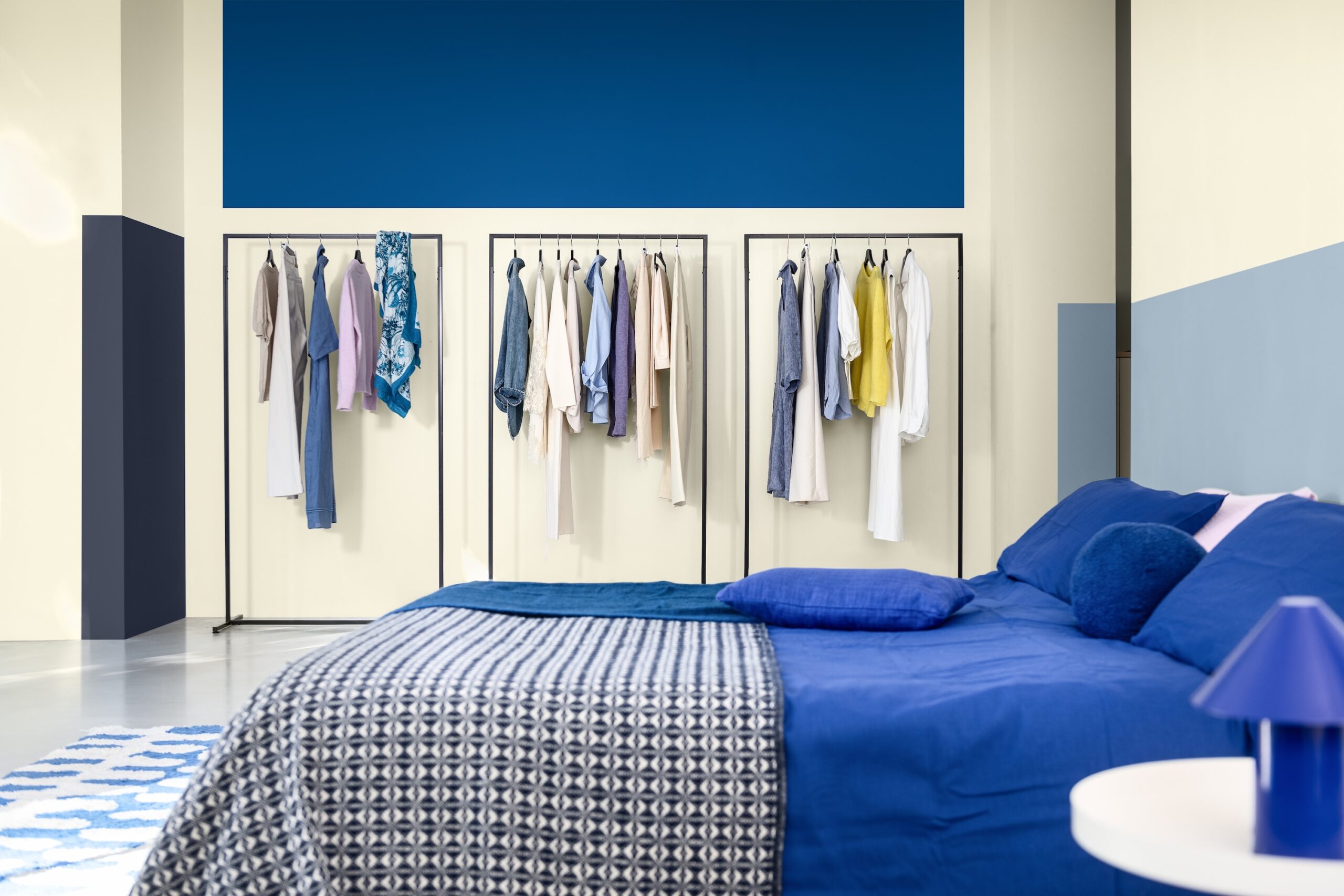 Dormitorio moderno decorado con tonos de Azul Puro, el color del año 2026, que transmite calma y refugio personal