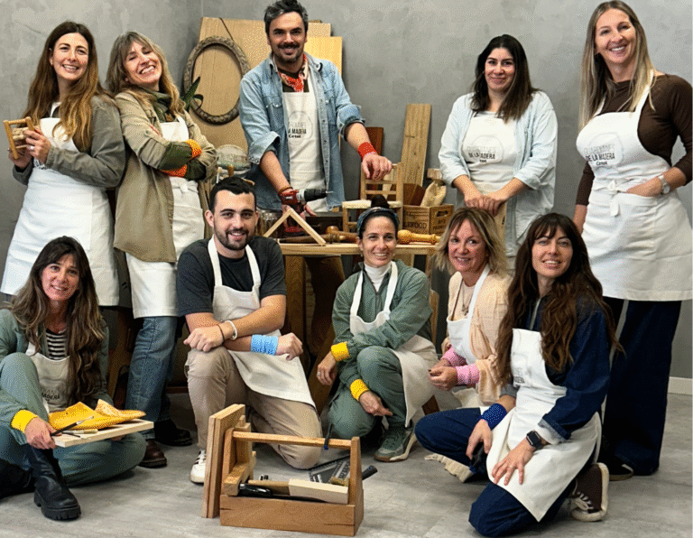 Grupo de expertos de Cetol en el programa “Guardianes de la Madera”, reunidos con herramientas para el cuidado de la madera