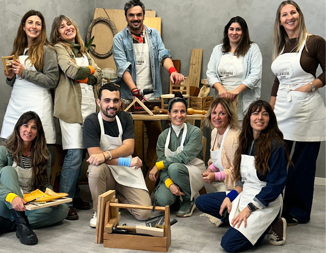 Grupo de expertos de Cetol en el programa “Guardianes de la Madera”, reunidos con herramientas para el cuidado de la madera