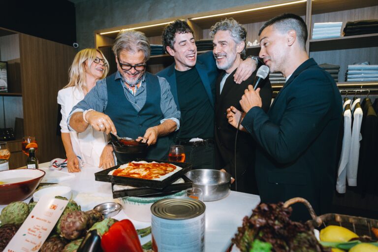 Donato De Santis y Leonardo Sbaraglia en la inauguración de Casa DEVRÉ en Palermo