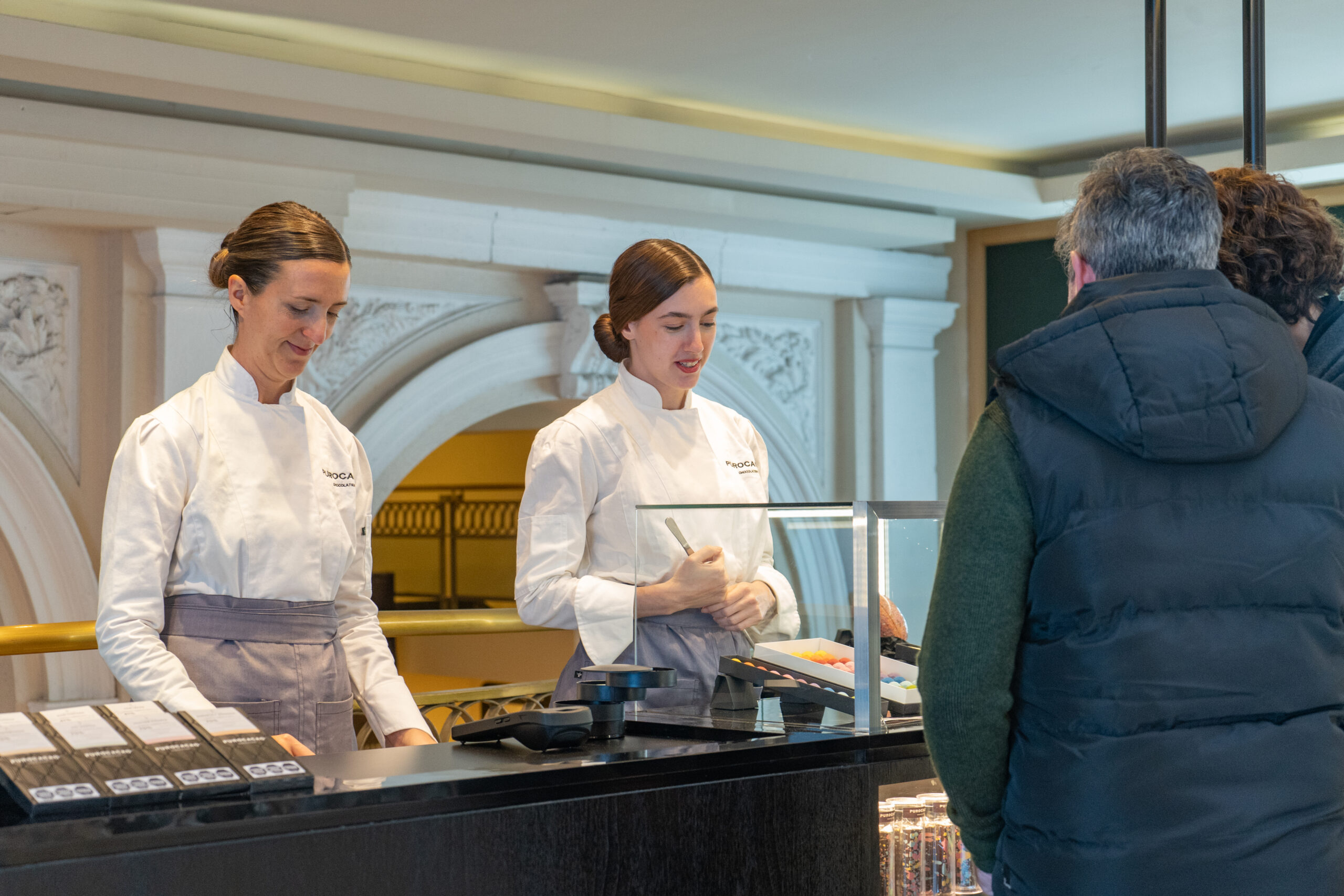 Vista del nuevo espacio de PUROCACAO en Patio Bullrich, con exhibición de chocolates y atención al público