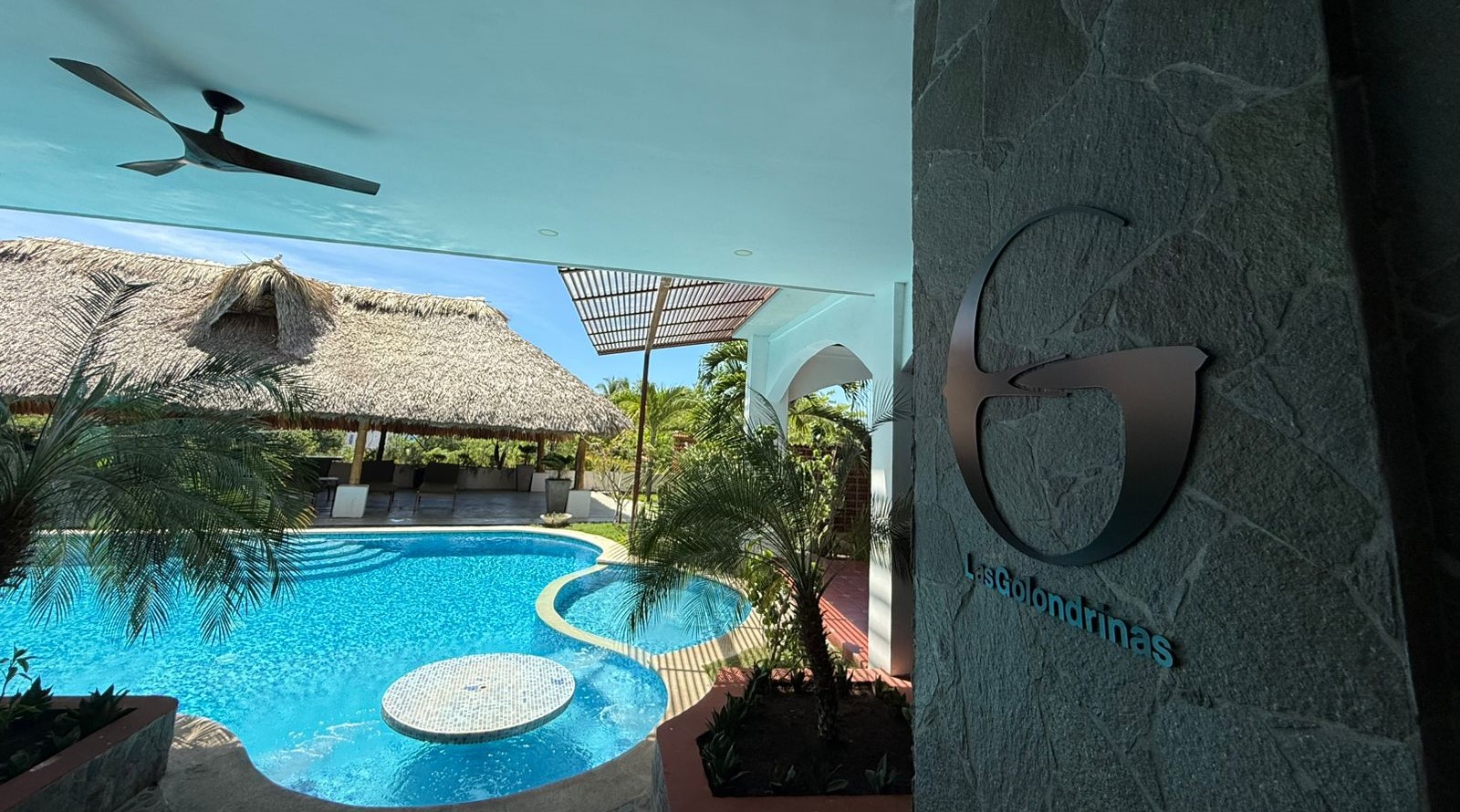 Vista de la piscina y áreas comunes del nuevo hotel surfer de la cadena argentina Las Golondrinas en Playa El Zonte, El Salvador