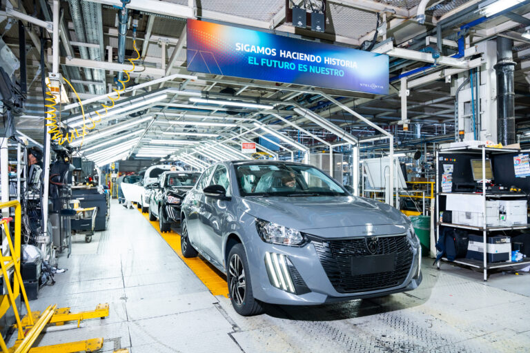 Línea de producción en la planta de Stellantis en El Palomar con autos recién fabricados listos para salir al mercado