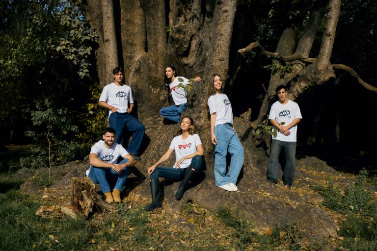 Grupo de jóvenes con remeras de diseño posando al aire libre en la campaña Moda Argentina X LA VIDA por la prevención del cáncer