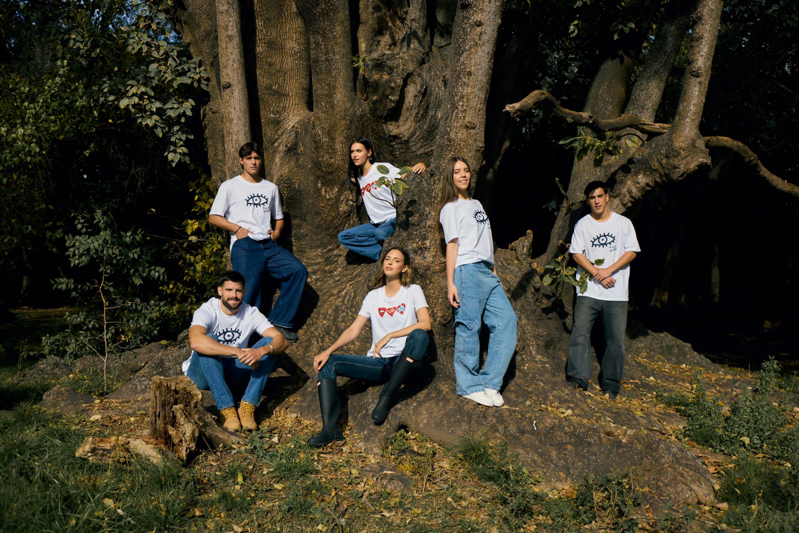 Grupo de jóvenes con remeras de diseño posando al aire libre en la campaña Moda Argentina X LA VIDA por la prevención del cáncer
