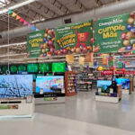 Vista de un supermercado ChangoMâs con carteles coloridos y decoración de la campaña CumpleMâs