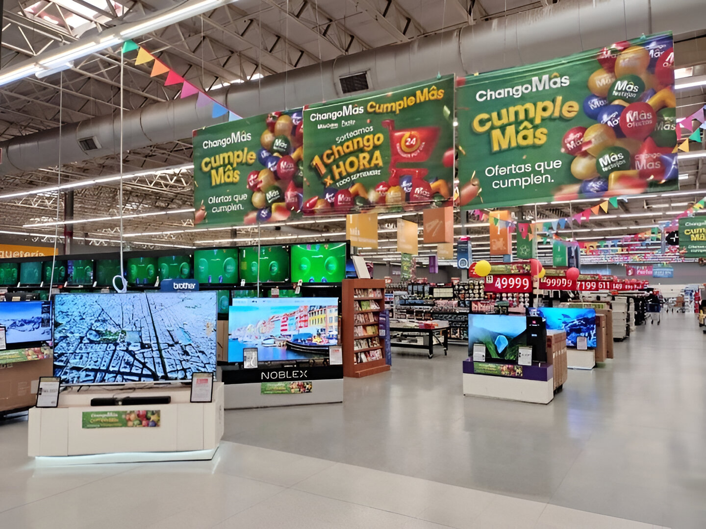 Vista de un supermercado ChangoMâs con carteles coloridos y decoración de la campaña CumpleMâs
