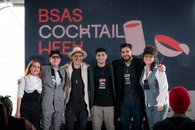 Grupo de bartenders y referentes posando juntos en el escenario de la Buenos Aires Cocktail Week durante The Cocktail Bar Awards