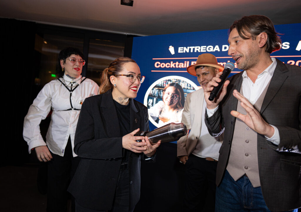 Florencia Nahir, mejor Bar Ambassador 2025, junto a Adriano Marcelino, director de los Cocktail Bar Awards