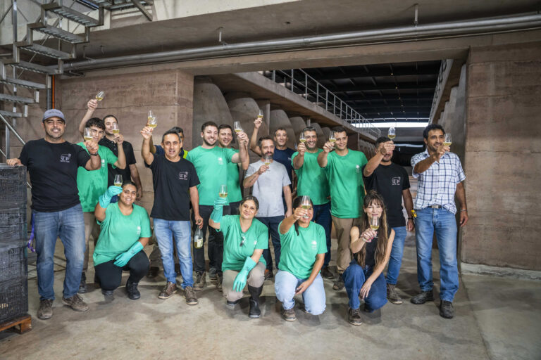 Grupo de trabajadores de la bodega Santa Julia brindando con copas de vino por la nominación a Mejor Bodega del Nuevo Mundo 2025