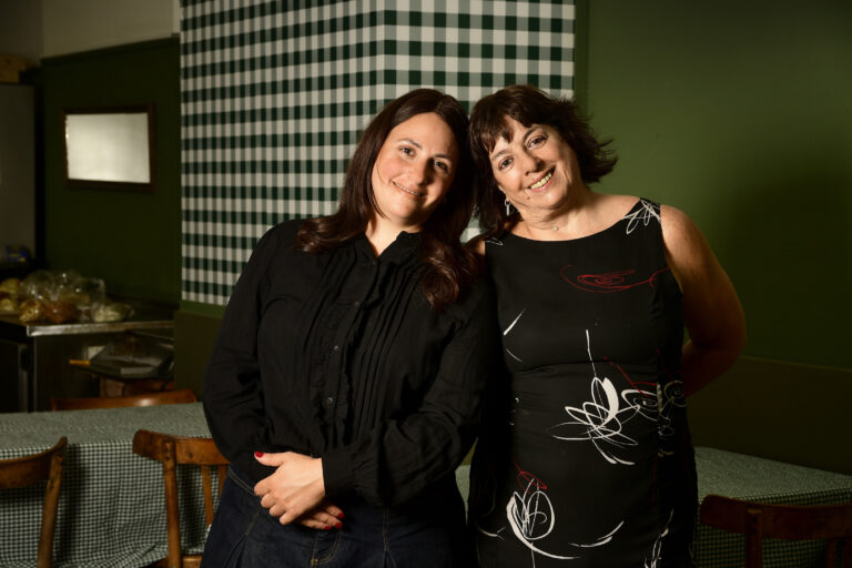 Liliana Helueni junto a su equipo en el restaurante, presentando el nuevo menú ejecutivo inspirado en la cocina de herencia